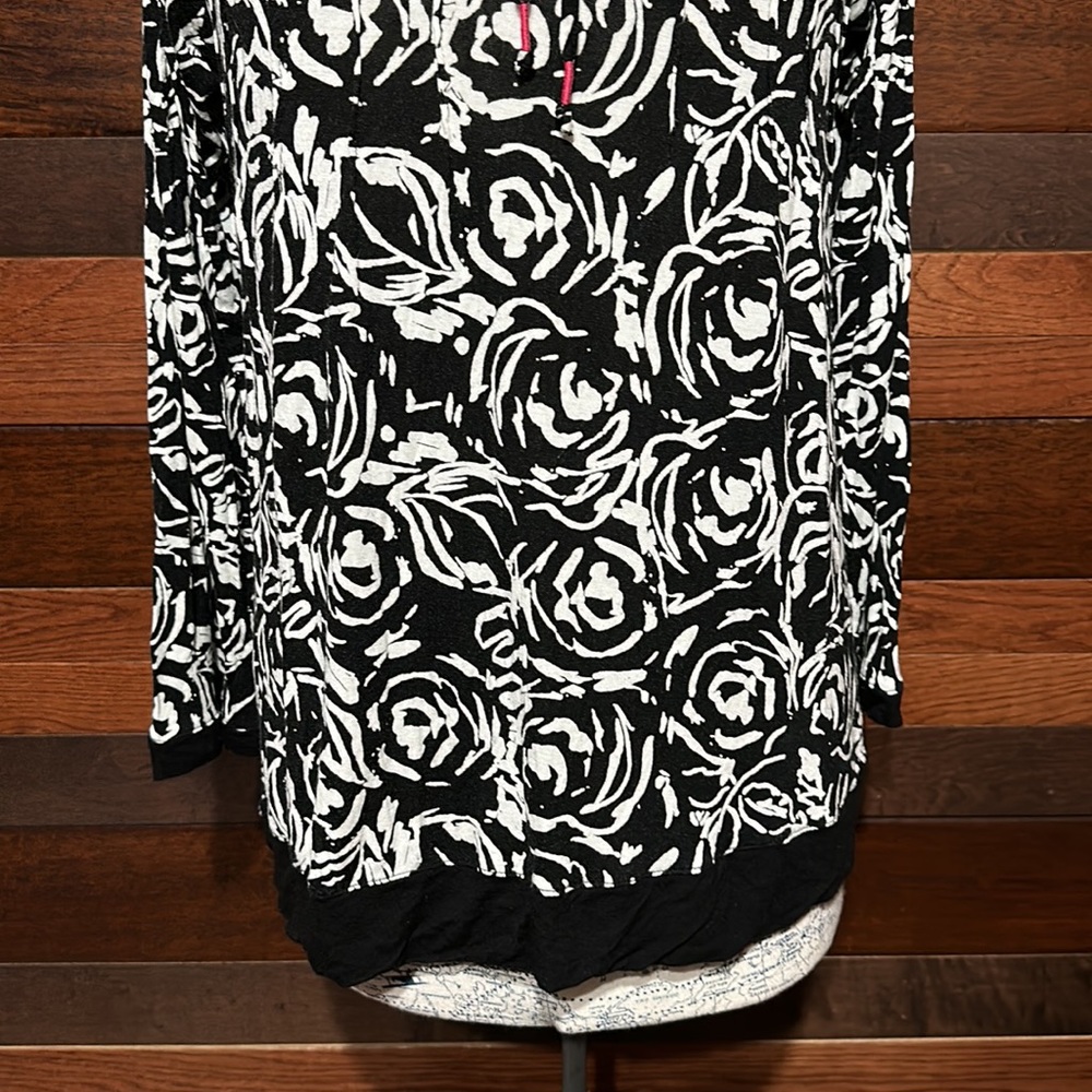 Ellen Tracy Scoop Neck Long Sleeve Black and White Pleated Blouse - Picture 3 of 10
